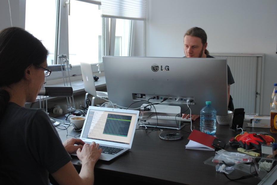 Uberspace-Admins Micoto Szillat (l.) und Daniel Heitmann teilen sich ein Büro in Düsseldorf. Das restliche Team arbeitet verteilt und kommuniziert hauptsächlich über Slack. (Foto: Caspar Tobias Schlenk)