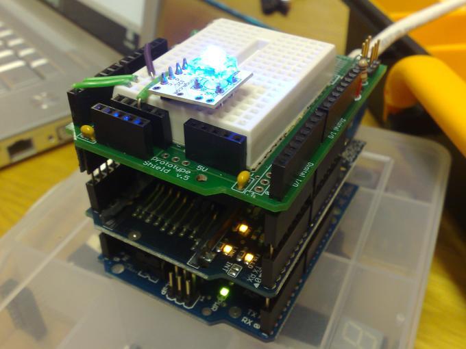 Durch das Aufstecken von Shields können Arduinos beliebig erweitert werden. Hier zum Beispiel eine progammierbare BlinkM-RGB-LED auf einem Ethernet-Shield auf einem Arduino. 