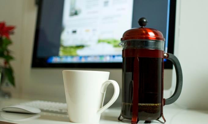Die händische Kaffeezubereitung in einer Bistrokanne ist kostengünstig und bringt das volle Aroma hervor.