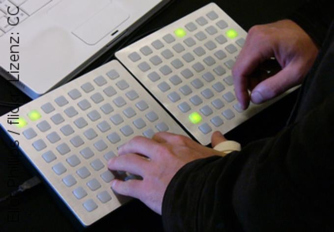 Der Monome erfreut sich unter Musikern großer Beliebtheit. Es existieren mittlerweile auch viele Clones und Weiterentwicklungen. Der Monome erfreut sich unter Musikern großer Beliebtheit. Es existieren mittlerweile auch viele Clones und Weiterentwicklungen.