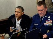 Präsident Obama mit PlayStation-Controller im Situation Room.