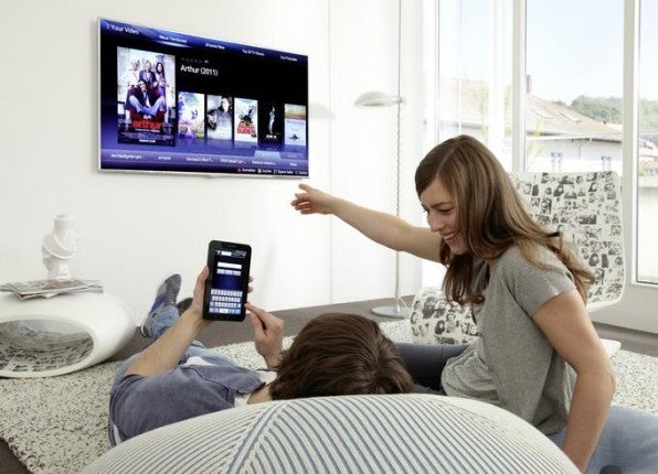 Bedienung via Tablet: Samsungs LED-TV D8090 lässt sich auch mit Hilfe eines Galaxy Tabs steuern.