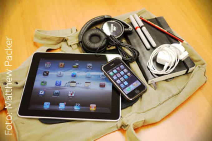 Wer sich auf das Bloggen mit einem Tablet einlässt, muss, wie hier beim mobilen Büro des australischen Blogger Matthew Packer zu sehen, deutlich weniger Gewicht mit sich führen. Wer sich auf das Bloggen mit einem Tablet einlässt, muss, wie hier beim mobilen Büro des australischen Blogger Matthew Packer zu sehen, deutlich weniger Gewicht mit sich führen.