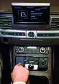 Audis „MMI Touch“: einfach mit dem Finger Buchstaben aufs Touchpad malen – klappt auch während der Fahrt.