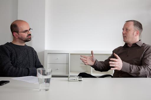 Podcaster Tim Pritlove im Gespräch mit t3n-Redakteur Luca Caracciolo in den Redaktionsräumen von t3n in Hannover. Podcaster Tim Pritlove im Gespräch mit t3n-Redakteur Luca Caracciolo in den Redaktionsräumen von t3n in Hannover.
