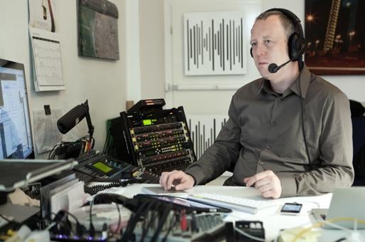 Tim Pritlove in seinem Podcast-Studio in Berlin. Hier entstehen unter anderem mobileMacs und „Not Safe For Work“.