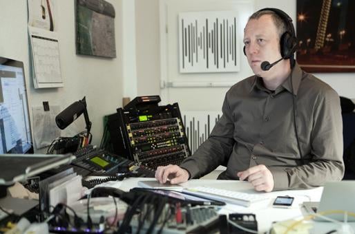 Tim Pritlove in seinem Podcast-Studio in Berlin. Hier entstehen unter anderem mobileMacs und „Not Safe For Work“. Tim Pritlove in seinem Podcast-Studio in Berlin. Hier entstehen unter anderem mobileMacs und „Not Safe For Work“.