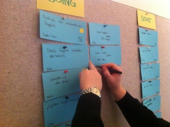 Ein physikalisches Scrum-Board ist ein Muss – darüberhinaus sollte das gesamte Projekt auch digital erfasst werden. Ein physikalisches Scrum-Board ist ein Muss – darüberhinaus sollte das gesamte Projekt auch digital erfasst werden.