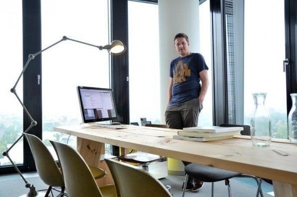 Süddeutsche.de-Chefredakteur Stefan Plöchinger in seinem Büro in München. Er nutzt eine Kombination aus Meeting- und Schreibtisch für die tägliche Arbeit.