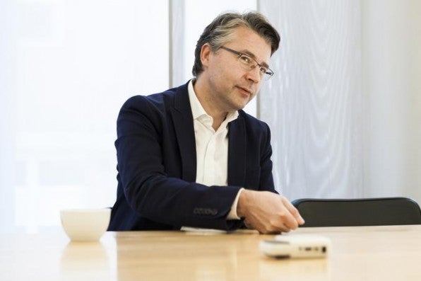 Matthias Schrader ist davon überzeugt, dass Produkte heute um intelligente Services erweitert werden müssen, um auch in Zukunft in der digitalen Welt bestehen zu können. Matthias Schrader ist davon überzeugt, dass Produkte heute um intelligente Services erweitert werden müssen, um auch in Zukunft in der digitalen Welt bestehen zu können.