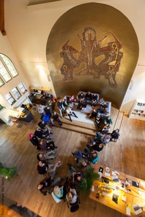 Mindestens zweimal die Woche versammelt sich die Kollegenschaft um den ehemaligen Altar zum Meeting.