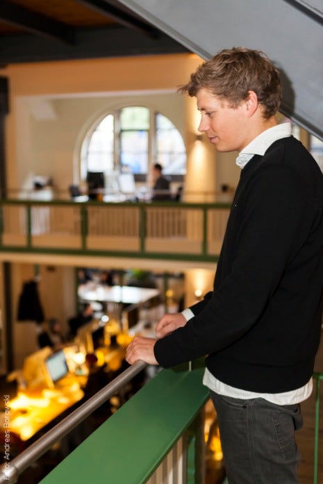 Julian Vester mit Blick auf sein „sakrales“ Büro Julian Vester mit Blick auf sein „sakrales“ Büro