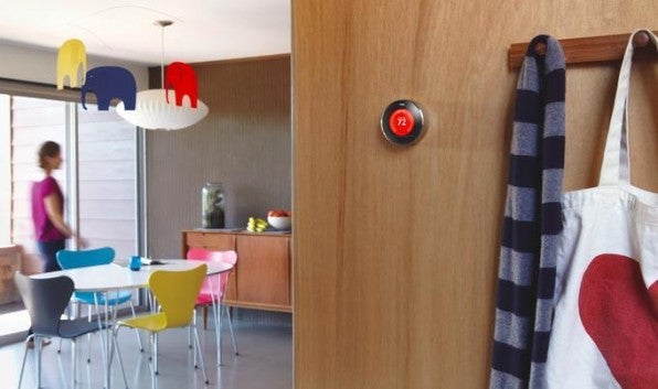 Smart Home: Das Thermostat von Nest regelt die Heiztemperatur automatisch herunter, wenn man das Haus verlässt.