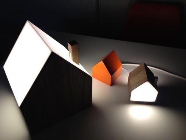 Die „Good Night Lamps“ kommunizieren per Web miteinander: Schaltet der User die große Lampe ein, geht auch das kleine Gegenstück an. Die „Good Night Lamps“ kommunizieren per Web miteinander: Schaltet der User die große Lampe ein, geht auch das kleine Gegenstück an.