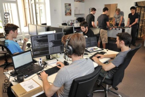 Das tado-Büro platz aus allen Nähten... da braucht man schon mal Kopfhörer, wenn direkt daneben Kicker gespielt wird. Das tado-Büro platz aus allen Nähten... da braucht man schon mal Kopfhörer, wenn direkt daneben Kicker gespielt wird.