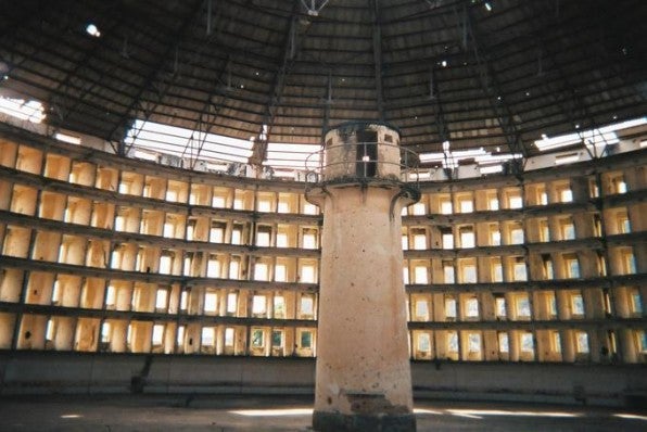 Das Panoptikum von Bentham, umgesetzt in kubanischen Gefängnisbauten: In der Mitte der Kontrollturm, von dem aus der Aufseher in jede Zelle gucken kann. Das Panoptikum von Bentham, umgesetzt in kubanischen Gefängnisbauten: In der Mitte der Kontrollturm, von dem aus der Aufseher in jede Zelle gucken kann.