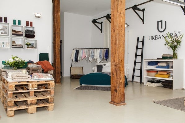 Der Showroom von Urbanara in Berlin gibt einen Überblick über die Produktpalette der Marke. Handtücher und Bettwäsche gehören beispielsweise dazu.