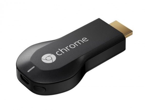 Der Chromecast-Stick wird direkt in den HDMI-Anschluss gesteckt und über USB mit Strom versorgt. (Quelle: google.com)