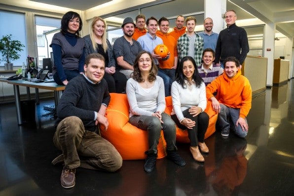 Das Münchener wywy-Team präsentiert stolz die orangene Bowling-Kugel. Standorte hat das Startup noch in den USA und Israel.