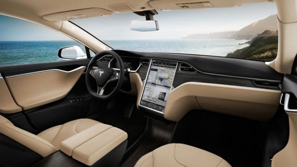 Die Elektrofahrzeuge von Tesla Motors glänzen unter anderem mit einem 17-Zoll-Bildschirm und automatischen Softwareupdates.