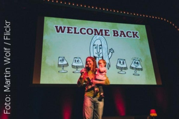 Familien-Atmosphäre: Zur Begrüßung bei der beyond-tellerrand-Konferenz nimmt Marc Thiele seine Tochter mit auf die Bühne.