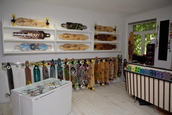 Ursprünglich ging es bei den Boardjunkies ausschließlich um Skateboards. Mittlerweile spielen aber auch Longboards eine wichtige Rolle für das Geschäft der Braunschweiger. Ursprünglich ging es bei den Boardjunkies ausschließlich um Skateboards. Mittlerweile spielen aber auch Longboards eine wichtige Rolle für das Geschäft der Braunschweiger.