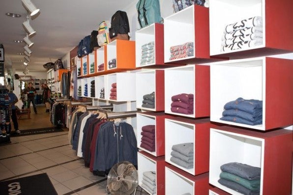 Bekleidung spielt besonders im Online-Shop eine wichtige Rolle, findet aber auch offline viele Abnehmer. Bekleidung spielt besonders im Online-Shop eine wichtige Rolle, findet aber auch offline viele Abnehmer.