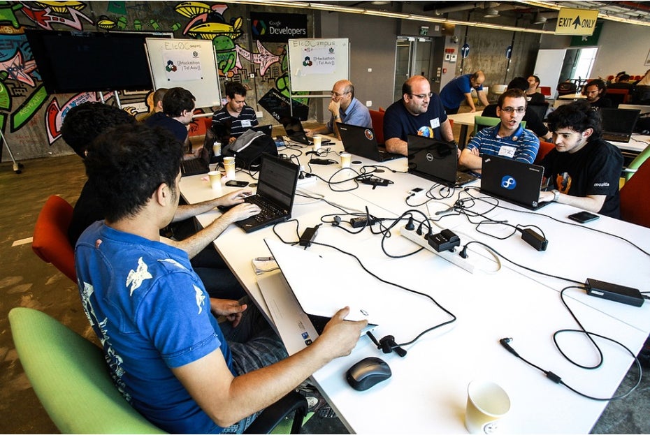 Hackathons machen Spaß und setzen kreative Energie frei. Auf diese Weise werden Ideen Realität, die im Arbeitsalltag untergegangen wären, glaubt etwa Betterplace-Entwickler Igelmund. (Foto: Wikimedia Tel Aviv)