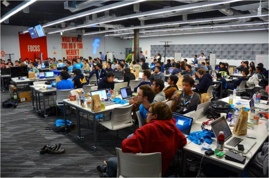 Bei Facebook haben Hackathons eine lange Tradition. Für Teilnehmer gilt: Projekte aus dem Arbeitsalltag sind tabu, es soll Neues entstehen. (Foto: Facebook)