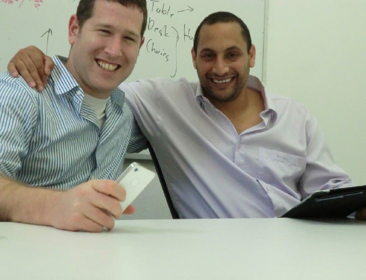 Die beiden Wispa-Gründer Shachar Grembek (links) und Netanel Teicher: Die iOS-App aggregiert Facebook-Posts, in denen jemand etwas verkaufen oder vermieten will. (Foto:Michael Lemster)