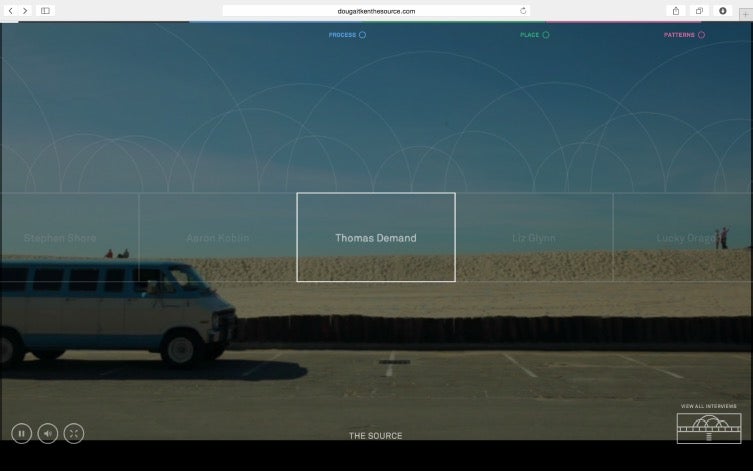 Auf der Interview-Website The Source ist das Menü das prägende gestalterische Element, das auch beim Abspielen der Videos im Vordergrund bleibt. (Screenshot: dougaitkenthesource.com)