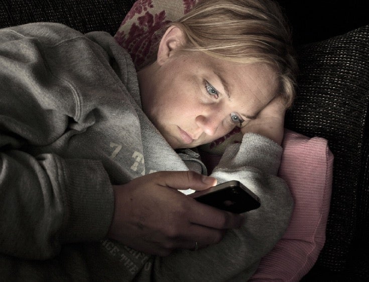 Laut Bundesamt für Strahlenschutz nimmt die Mehrheit der Deutschen ihr Smartphone mit ins Schlafzimmer. Wer vor dem Einschlafen oder in der Früh als erstes die Mails zu checkt bringt sich jedoch um die wertvollen Offline-Phasen, was auf lange Sicht zu Erschöpfung und Konzentrationsstörungen führen kann. (Foto: bramgino / Fotolia)