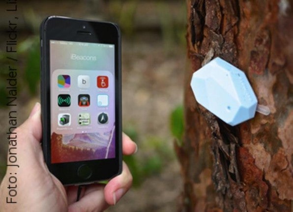 Bewegt sich der Nutzer einer iBeacon-App in die Nähe eines iBeacon, erkennt die iOS-App dies und gleicht im Online-Modus die Inhalte mit dem Server ab. Bewegt sich der Nutzer einer iBeacon-App in die Nähe eines iBeacon, erkennt die iOS-App dies und gleicht im Online-Modus die Inhalte mit dem Server ab.