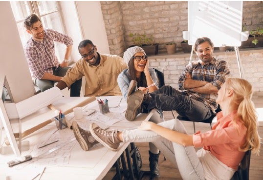 Richtig viel Spaß? Unter Umständen nicht die beste Voraussetzung für ein produktives Meeting. Denn so dauert’s länger. (Foto: Geber86 / iStock)