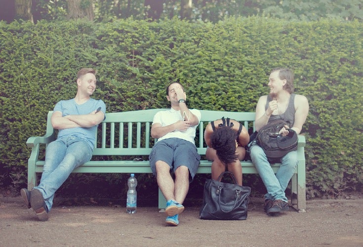 Mittagspause mit den Kollegen im Park? Das lädt die Akkus ganz anders wieder auf, als das Sandwich vor dem Computerbildschirm. (Foto: simonthon / Photocase)