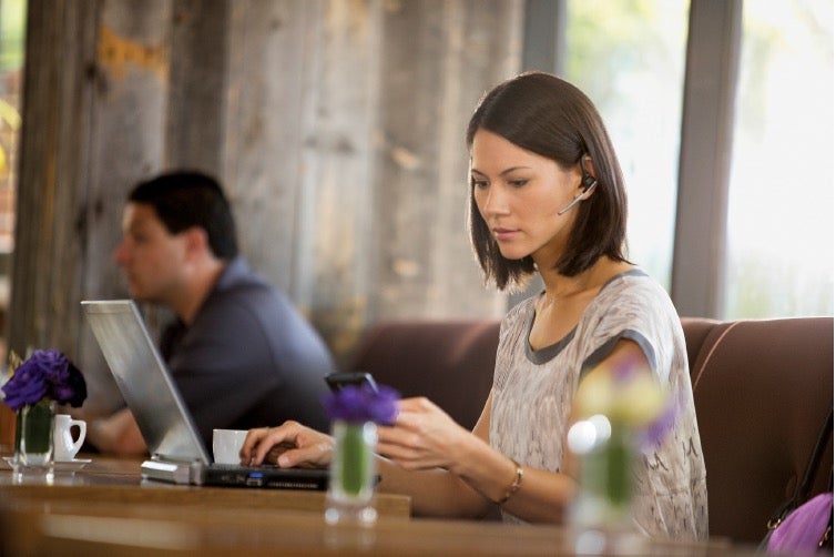 Per VoIP lassen sich die Mobil-Telefone der Mitarbeiter per Mausklick einbinden und funktionieren für einen Anrufer dann genauso wie eine Nebenstelle.