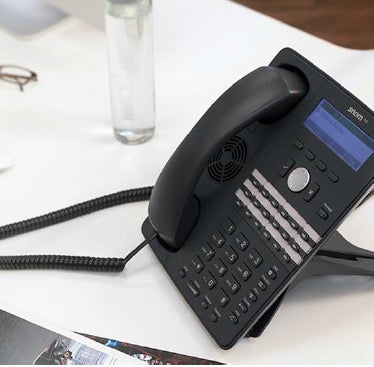 Die Preise von VoIP-Telefonen sind in der Regel höher als die von ISDN-Telefonen. So fallen für das snom 720 auf Placetel beispielsweise rund 130 Euro an. (Screenshot: snom.com)