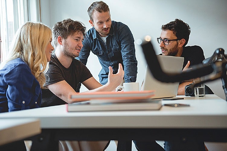 Ein guter Chef weiß, welche Mitarbeiter er wie und wann in seine Entscheidungsfindung einbezieht. Im Anschluss trifft er seine Entscheidung und übernimmt dafür die Verantwortung. (Foto: Georgijevic / iStock)