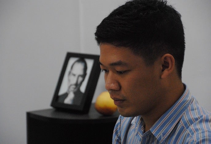 Mit Steve Jobs zum Erfolg: Der Apple-Gründer ist für Myo Myint Kyaw ein wichtiges Vorbild. Der Burmese will auf dem entstehenden Digitalmarkt in seiner Heimat ganz vorne mitspielen. (Foto: Lisa Hegemann)