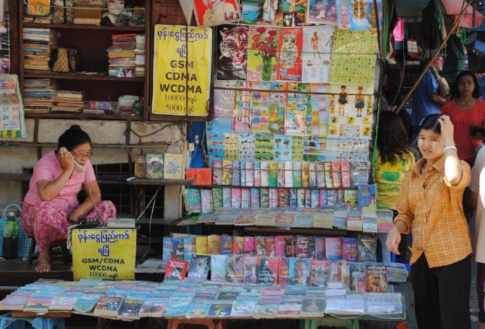 Noch gehören die Telefonstände, an denen Menschen per Festnetz Anrufe erledigen können, in Burma nicht der Vergangenheit an. (Foto: Lisa Hegemann)