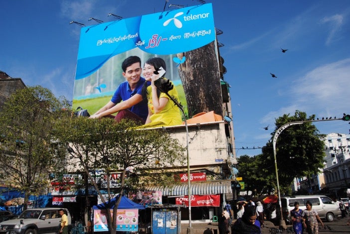In der Stadt genießen die Einwohner von Yangon die Vorzüge moderner Telekommunikationstechnologie – den Unternehmen Telenor und Ooredoo sei dank, die 2014 von der Regierung Mobilfunk-Lizenzen gekauft haben. Fährt man aber ein Stück aufs Land, ist der Empfang weg und die schöne neue Welt passé. (Foto: Caspar Tobias Schlenk)