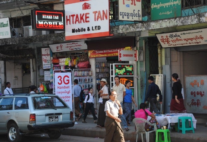 Die beliebten Mobile-Shops prägen schon nach kurzer Zeit das Straßenbild von Yangon. (Foto: Lisa Hegemann)