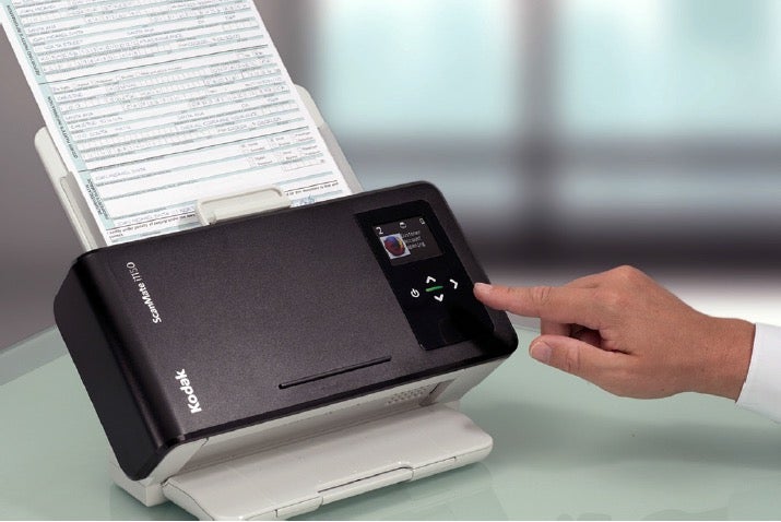 Kompakte Dokumenten-Scanner, wie das Modell Kodak ScanMate i1150, brauchen wenig Platz, sind leise und somit für Empfangsbereiche gut geeignet. (Bild: kodak.com)