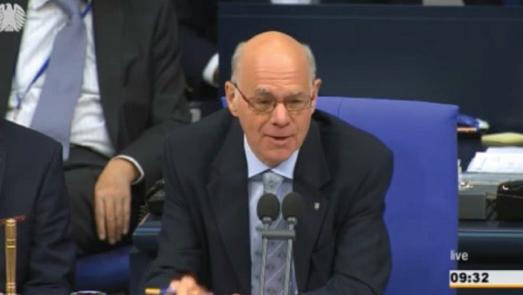 Trägt seine eigene Überwachung „mit Fassung“: Norbert Lammert witzelt im Bundestag – ist er vielleicht selbst schon ohnmächtig? (Screenshot: yotube.com)