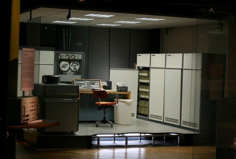 Ein Database-Großrechner aus den 60er Jahren: Banken waren die ersten Institu- tionen, die solche Großrechner einsetzten. (Foto: Lars Aronson/Wikimedia Commons CC SA 1.0)