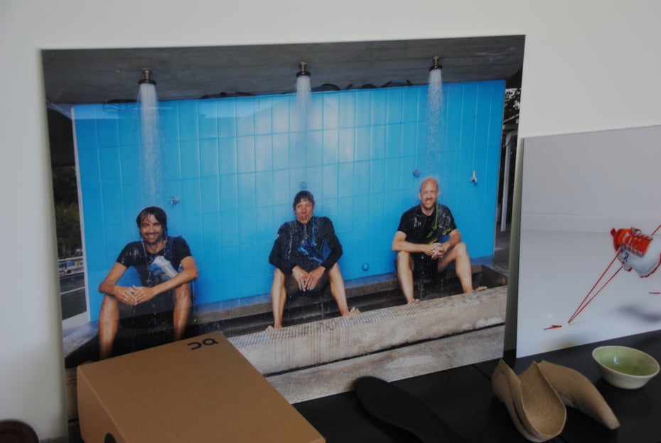 In Klamotten duschen, wenn es sein muss: Auf einem Foto in der Firmenzentrale haben sich die Gründer Caspar Coppetti, Olivier Bernhard und David Allemann (von links) verewigt.