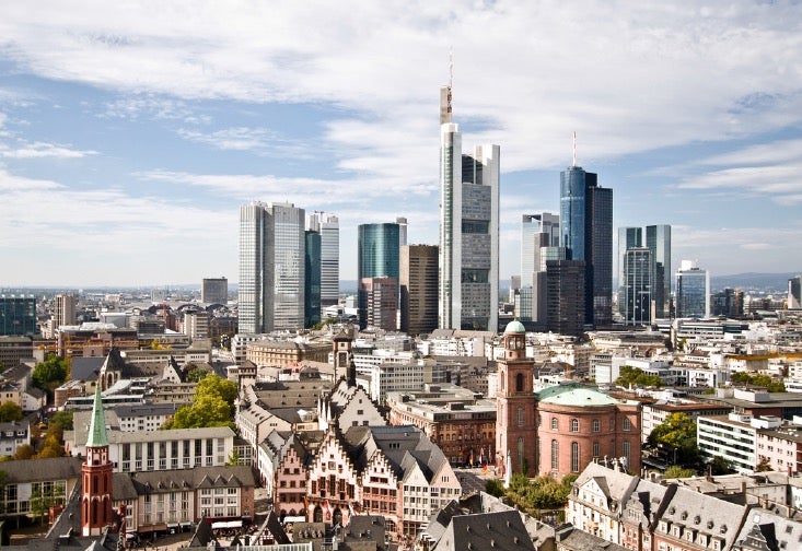 Noch haben die Frankfurter Bankhäuser gut lachen. Doch ihre prominente Rolle im Endkundenkontakt werden die meisten von ihnen schon bald aufgeben müssen. (Foto: S-F / Shutterstock)
