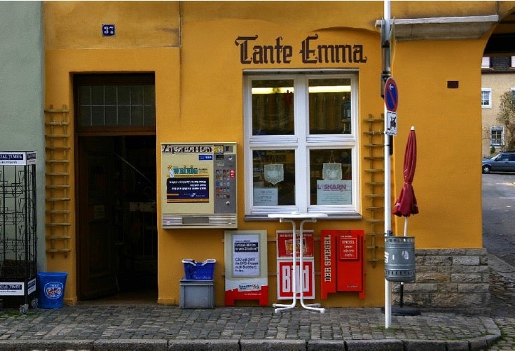 Revival der Tante-Emma-Lädchen: Ein frisches, regionales Sortiment macht sie attraktiv für Anwohner. Nicht vorrätige Waren werden per Hologramm veranschaulicht und kurzfristig per Drohne ausgeliefert. (Foto: Reinhard Kirchner / Wikimedia Commons, Lizenz CC BY-SA 3.0)