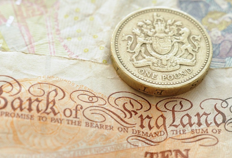 Das Zahlungsversprechen der Queen auf den britischen Pfundnoten zeigt, wie ein staatliches Währungssystem funktioniert: „Ich verspreche dem Überbringer auf Verlangen die Summe von 10 Pfund zu zahlen“. (Foto: pitchr / Shutterstock.com)