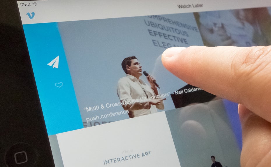 Die Nutzung der Vimeo-iPad-App wird durch unsichtbare Affordances übersichtlich und intuitiv: Je nachdem, wie weit man nach links oder rechts wischt, erhält man als Nutzer unterschiedliche Funktionen zur Wahl.